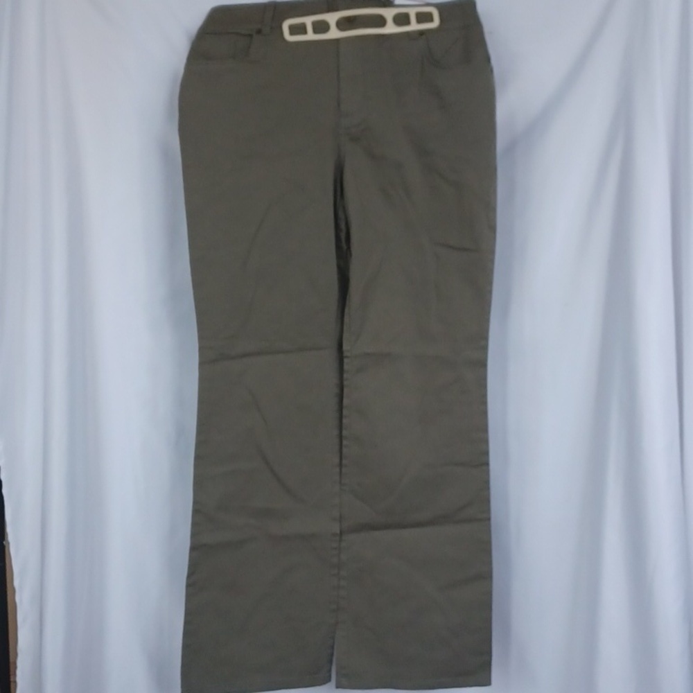Chico’s 2.0 Ultimate Fit Divine Twill Barely Flare Fatigue Pants Sz 12, 31"waist